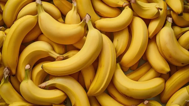 Imagem totalmente preenchida com bananas sem manchas na casca, configurando beleza e atratividade
