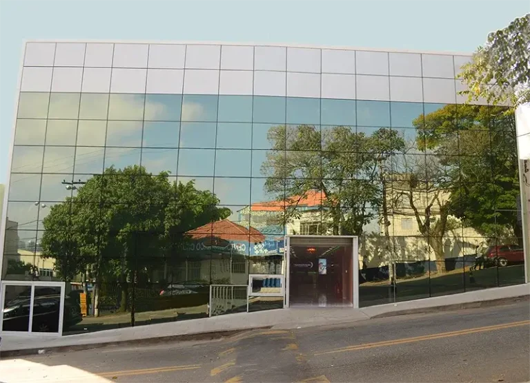 Foto mostra o laboratório em Carapicuíba: unidade da Transduson se encontra na Av. Corifeu de Azevedo Marques, 209 C- região central e a 500 metros da Estação Carapicuíba, que conecta a cidade à rede metroviária da capital paulista