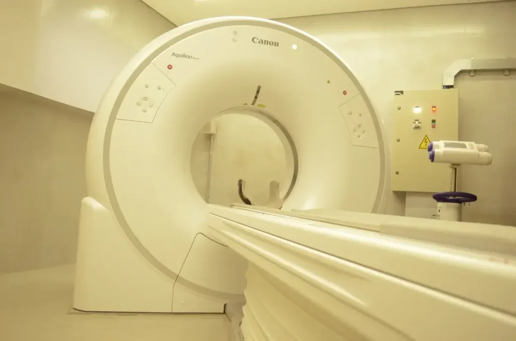 Sala de tomografia da Transduson, com a imagem fechada no aparelho