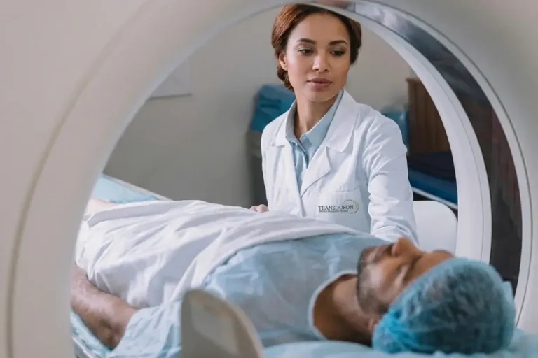 Enfermeira do laboratório acomodando o paciente dentro do aparelho de ressonância magnética